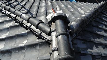 施工前の棟まわり。銅の針金が切れて固定が機能していない