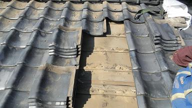 瓦撤去後の清掃作業途中