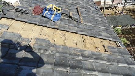 瓦を剥がした後の屋根面。粘土が流れて山になっている