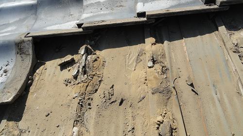 軒天の化粧材を剥がした状態（左）と残っている状態（右）の比較