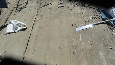 12mm構造用合板を垂木に固定している様子