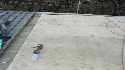 野地板を貼り付けた状態。垂木の中央に固定