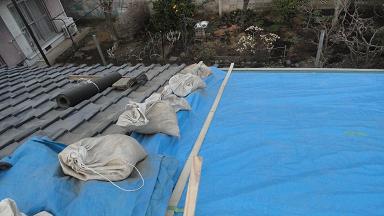 防水紙・仮瓦・ブルーシートで養生完了した屋根